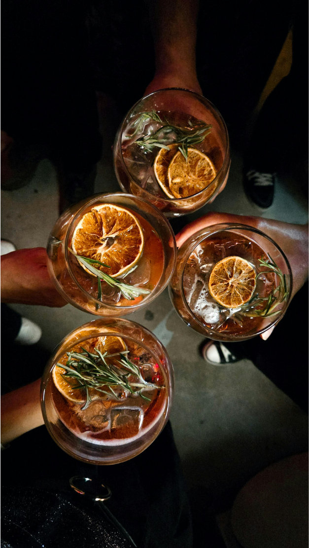 Cocktails orange et spiritueux colorés